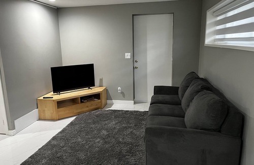 Surrey Casa | Cozy surrey queen bed suite kid & pet friendly