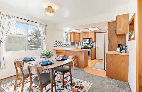 Midway Casa | Cozy Swiss Chalet Steps from Main St- Sleeps 5
