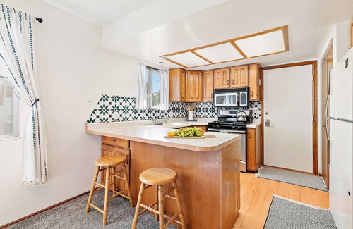 Midway Casa | Cozy Swiss Chalet Steps from Main St- Sleeps 5