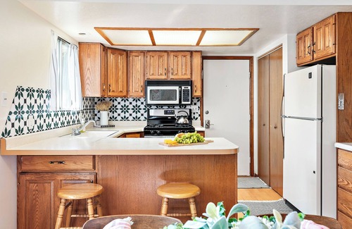 Midway Casa | Cozy Swiss Chalet Steps from Main St- Sleeps 5