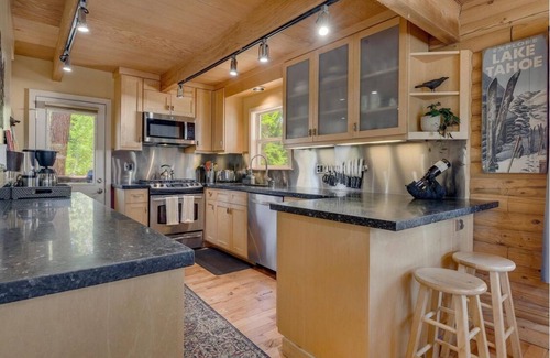 Carnelian Bay Cabina | Cozy Tahoe Cabin for Ski & Lake