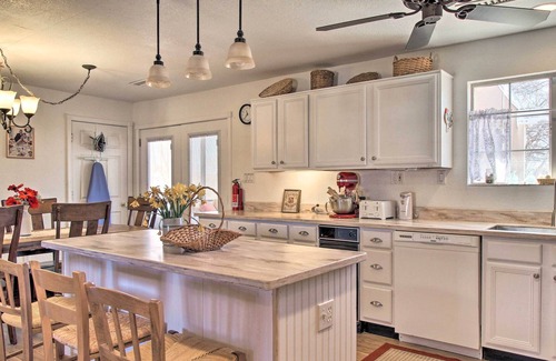 Taylor Casa | Cozy Taylor Home w/ Fireplace - Hiking Nearby