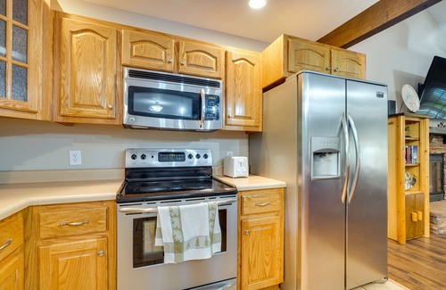 Byrdstown Cabina | Cozy Tennessee Lake House w/ Grill & Fire Pit!