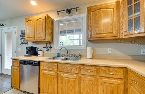 Byrdstown Cabina | Cozy Tennessee Lake House w/ Grill & Fire Pit!