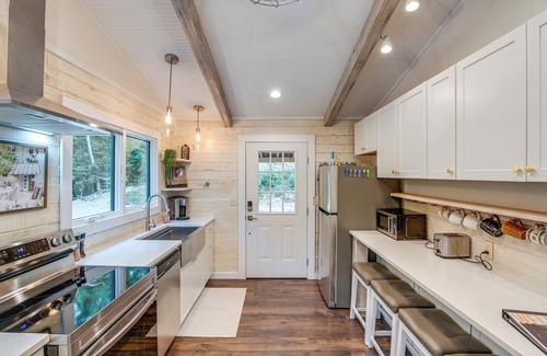 Linden Cabina | Cozy Tennessee Retreat w/ Patio & Charcoal Grill!