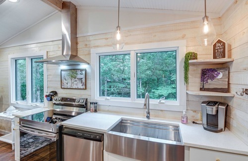 Linden Cabina | Cozy Tennessee Retreat w/ Patio & Charcoal Grill!