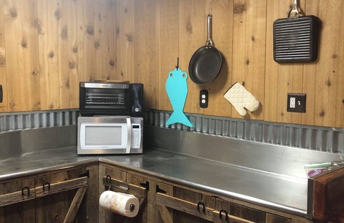 Southside Casa | Cozy Texas-themed bungalow casita. Pet friendly.