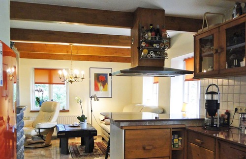 Neukirchen/Erzgeb Casa | Acogedora cabaña con techo de paja con chimenea y hermoso jardín para parejas u. Fam.