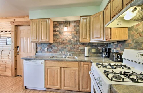 Warrens Cabina | Cozy Three Bears Resort Cabin w/ Deck in Warrens!