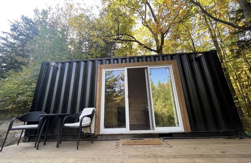 Caledon Cabina | Cozy tiny home, immersed in the forest, overlooking the pond!