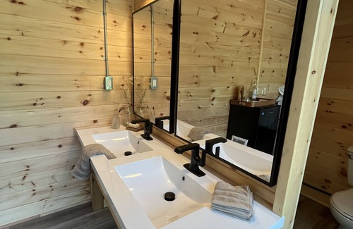 Caledon Cabina | Cozy tiny home, immersed in the forest, overlooking the pond!