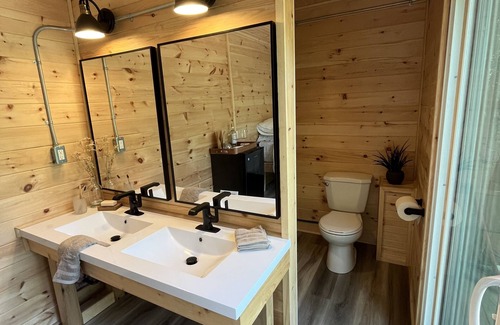 Caledon Cabina | Cozy tiny home, immersed in the forest, overlooking the pond!
