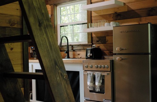 Lawrence County Cabina | Cozy Tiny Home in Middle Tennessee with AC and high speed internet