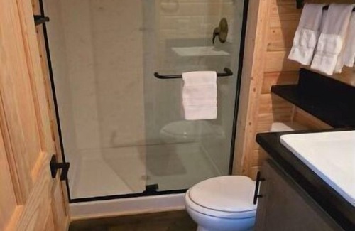 Page Cabina | Cozy Tiny Home King Room #15A