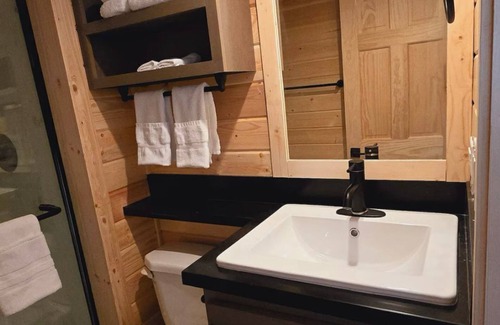 Page Cabina | Cozy Tiny Home King Room #15A