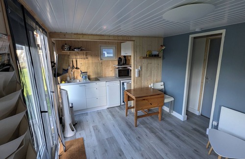 Klemskerke Chalet De Esquí | Cozy Tiny House (4p) near the sea | Quiet mini camping De Haan
