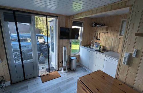 Klemskerke Chalet De Esquí | Cozy Tiny House (4p) near the sea | Quiet mini camping De Haan