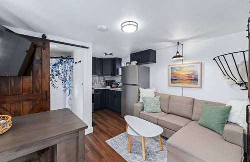 Dublin Cabaña | Cozy Tiny House on Main Street. Fully Renovated.