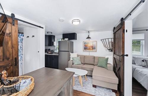 Dublin Cabaña | Cozy Tiny House on Main Street. Fully Renovated.