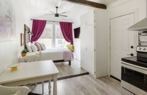 Spring Branch Cabaña | Cozy Tiny House with Hot Tub Near Canyon Lake / Romantic Couples Getaway