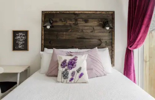 Spring Branch Cabaña | Cozy Tiny House with Hot Tub Near Canyon Lake / Romantic Couples Getaway