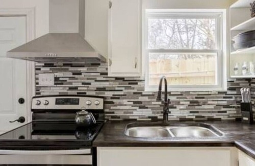 Spring Branch Cabaña | Cozy Tiny House with Hot Tub Near Canyon Lake / Romantic Couples Getaway