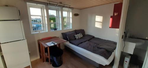 Otterup Cama Y Desayuno | Cozy tiny room, mini kitchen and bathroom