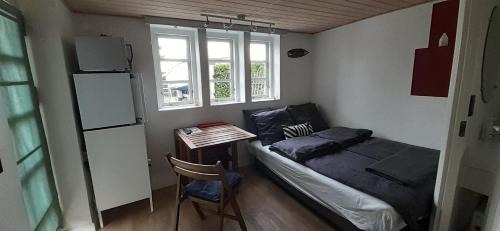 Otterup Cama Y Desayuno | Cozy tiny room, mini kitchen and bathroom