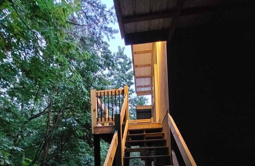 Murphy Cabina | Cozy top floor cabin with deck