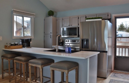 Lake Ozark Condominio | Cozy top floor condo with fireplace and panoramic view of the main channel