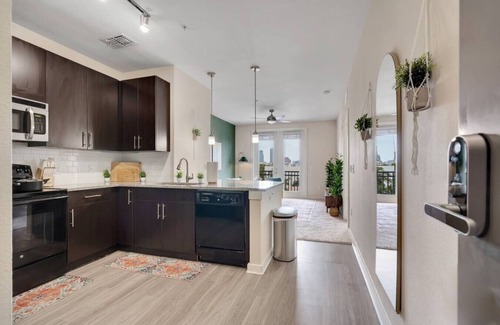 Courier City - Oscawana Apartamento | Cozy Top-Floor Retreat | Pool, Gym & FREE Parking