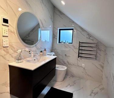 Auckland Cama Y Desayuno | Cozy Top-Floor Stay with Private Bathrooms & Free Parking