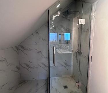 Auckland Casa | Cozy Top-Floor Stay with Private Bathrooms & Free Parking