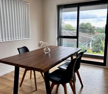 Auckland Casa | Cozy Top-Floor Stay with Private Bathrooms & Free Parking