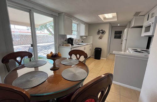 Biggs Field Casa | Cozy Townhome, 5 Min to Airport.