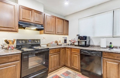 Woodbridge Casa | Cozy Townhome in the Heart of Woodbridge with King bed & Pool Table.