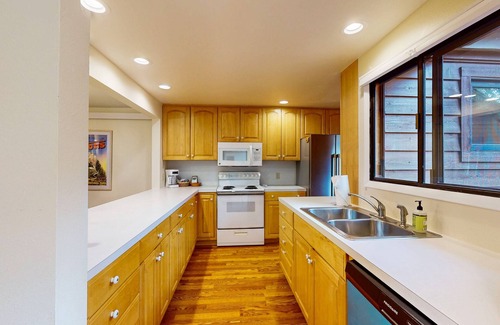 Jackson Hole Casa | Cozy townhome with fireplace, deck, WIFI, mountain views, great location