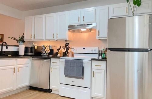 Cartersville Casa | Cozy townhome with TWO KING and ONE QUEEN Beds
