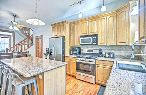 St. Louis Casa | Cozy Townhouse, 1-mi from the heart of Soulard!