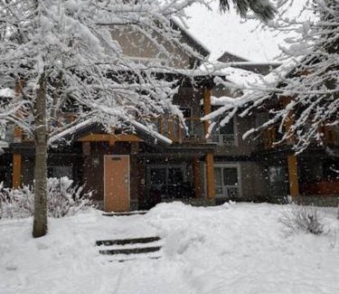 Village North Apartamento | Cozy Townhouse in Whistler Village North