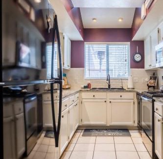 North Mountain Casa | Cozy Townhouse with Community Pool Near ASU West