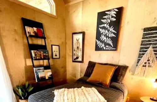 Hayward Cabina | Cozy Trailside Nordic Chic Nature Cottage