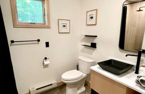 Hayward Cabina | Cozy Trailside Nordic Chic Nature Cottage