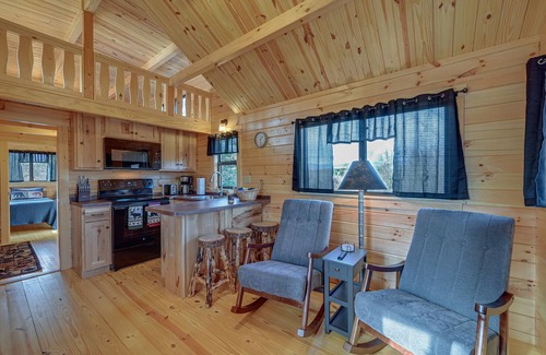 Traphill Cabina | Cozy Traphill Cabin Rental w/ Deck & Porch!