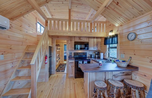 Traphill Cabina | Cozy Traphill Cabin Rental w/ Deck & Porch!