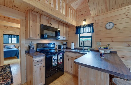 Traphill Cabina | Cozy Traphill Cabin Rental w/ Deck & Porch!