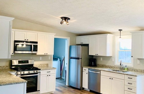 Traverse City Casa | Acogedor Retiro de la colina de la ciudad transversal | 3 BD y 2 BTH