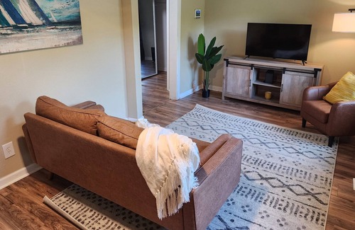 West Pensacola Casa | Cozy "Tree House" centrally located, 20 minutes to Perdido or Pensacola Beach!