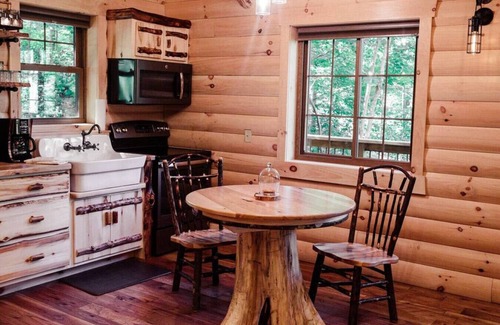 Millersburg Cabina | Cozy Treehouse Cabin with Treetop Views