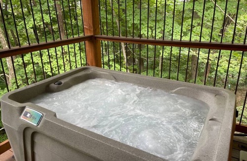 Millersburg Cabina | Cozy Treehouse Cabin with Treetop Views